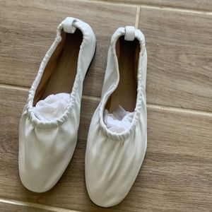 Brand new Everlane scrunch flats in white leather —size US 5.5